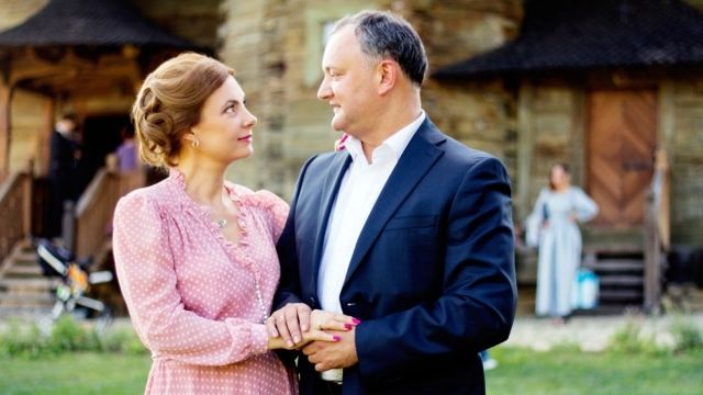 Galina și Igor Dodon au făcut cunoștință pe 5 mai 1995, cei doi s-au întâlnită la o nuntă studențească.
