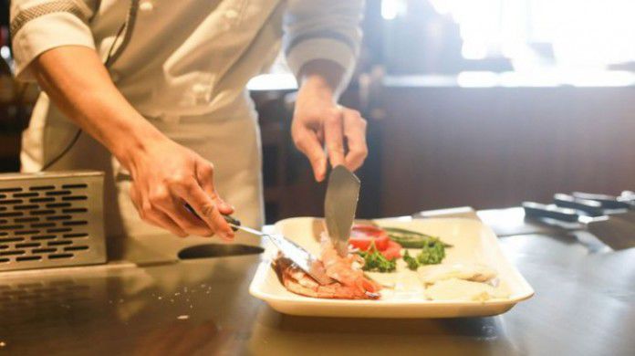 O chelneriţă dezvăluie secretul şocant din bucătăria restaurantelor. 