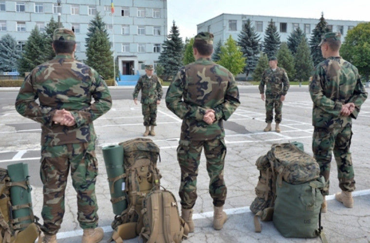 Военнослужащий спас молодого человека, тонувшего в озере на Рышкановке.