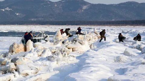 На юге Сахалина оторвало от берега льдину с шестью сотнями рыбаков.