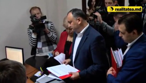 Liderul PSRM, Igor Dodon, a venit în dimineaţa zilei de azi la Comisia Electorală Centrală unde a depus setul de documente pentru înscrierea în cursa electorală.