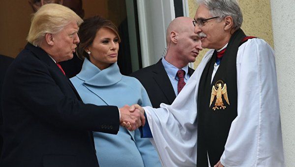 Трамп разрешил религиозным группам поддерживать политиков.