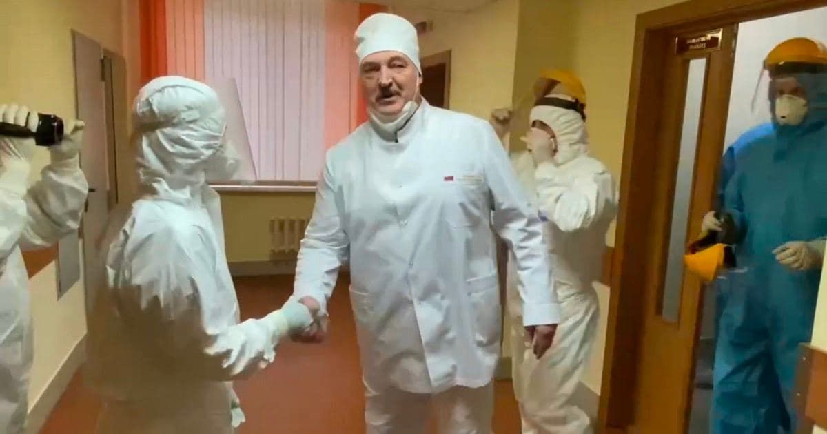 Лукашенко в ковидном госпитале не хотел надеть маску и обработать руки.