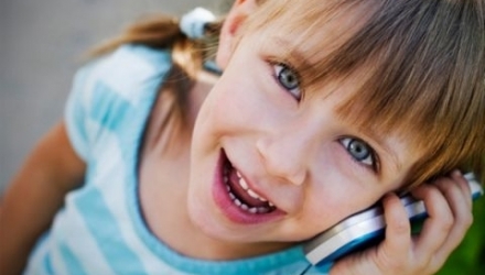 O treime dintre copiii şi adolescenţii cu vârsta de până la 17 ani îşi verifică mesajele de pe telefonul mobil de câteva ori pe oră, iar aproape două treimi dintre aceştia folosesc aceste dispozitive în pat, înainte de a merge la culcare.