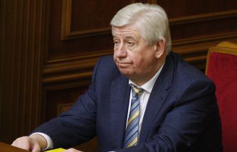 Порошенко попросил Шокина написать заявление об отставке.