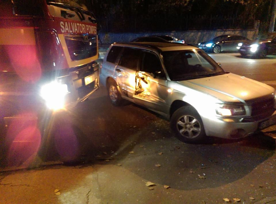 O maşină a pompierilor a fost implicată într-un accident rutier în timp ce se deplasa la incendiul de pe strada Uzinelor.