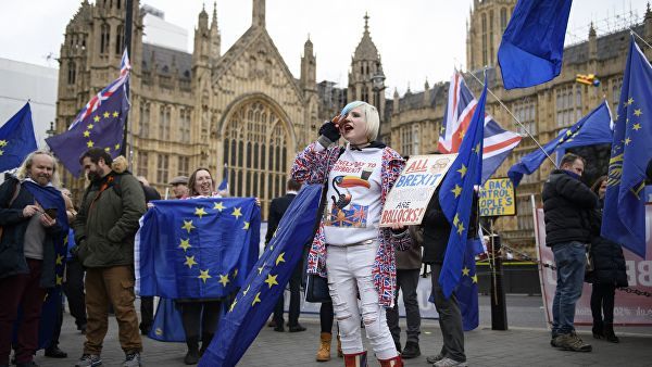 Более сотни сторонников Brexit направились маршем на Лондон.