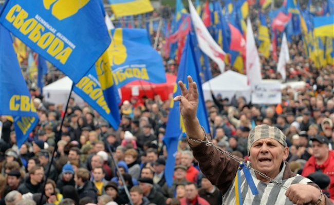 În caz de necesitate, cetăţenii pot contacta Ambasada Republicii Moldova de la Kiev