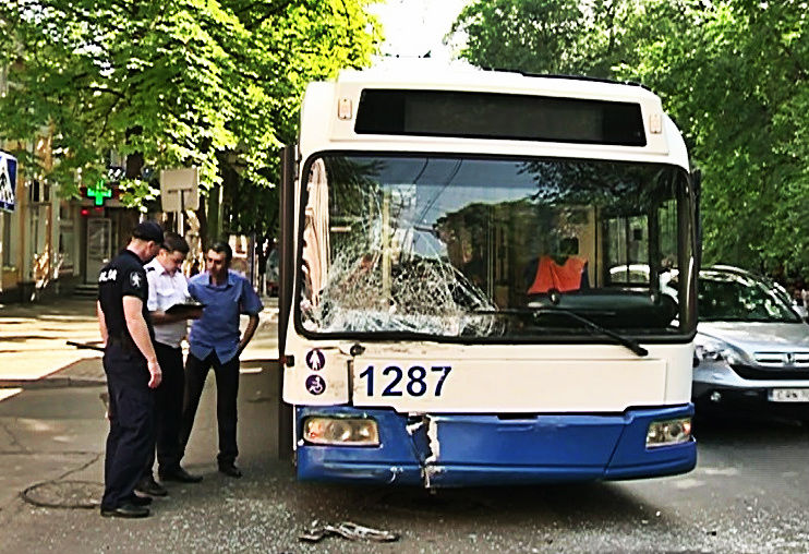 Accident în capitală cu implicarea unui troleibuz; Doi pasageri au fost transportaţi la spital. Foto: ProTV