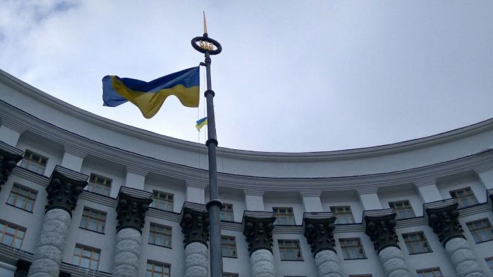 Также депутат Рады уверен, что украинские политики боятся быть невыездными и "нерукоподаваемыми", а к этому всё и идёт.