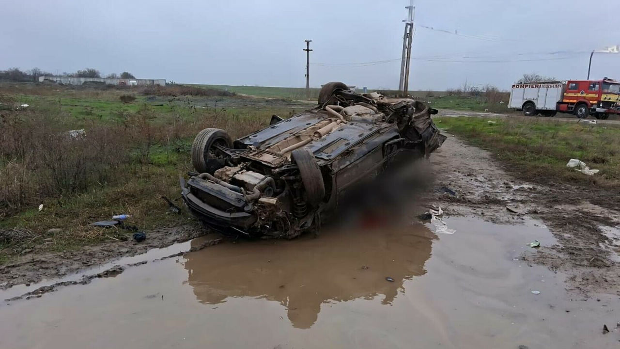 В Румынии в столкновении пассажирского поезда и авто на переезде погибли 4 человека.