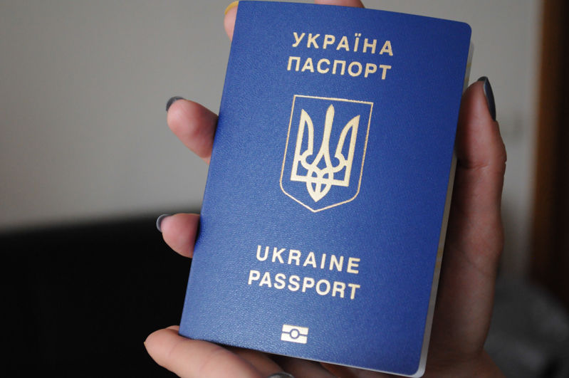 Жители продают свои документы в связи с переездом за границу.  Фото: obozrevatel.com.