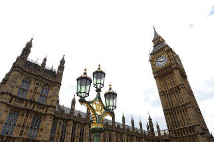 Помимо полиции, к резиденции британского парламента прибыли бригады пожарных и скорой помощи.
