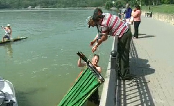 Скамейка находилась в воде два дня.