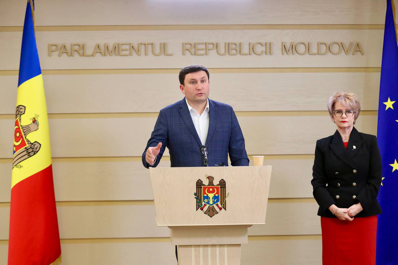 Депутаты-социалисты подвергли критике правительство Молдовы.