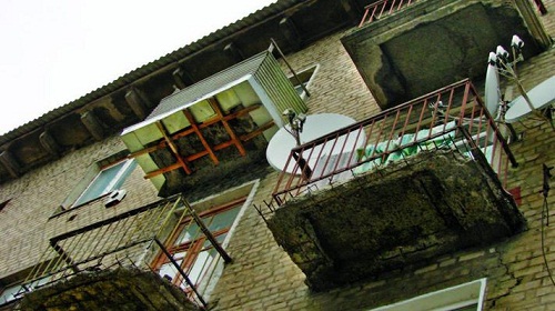 30-летний пострадавший был доставлен в больницу после того, как балкон, на котором он стоял, обрушился.