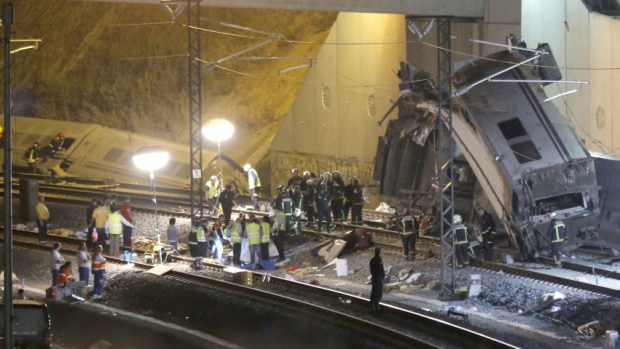 În curba în care a avut loc accidentul, în momentul deraierii, trenul avea o viteză de 153 de kilometri la oră.