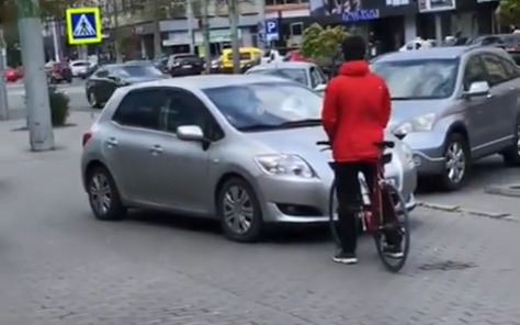 Велосипедист и автомобилист не поделили тротуар столичной улицы.