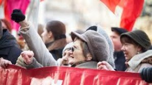  Participanții vor purta insigne cu secere și ciocane, vor fi îmbrăcați în malete și scurte roșii.