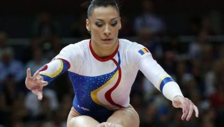 Ponor a obţinut 15.200, cu doar patru zecimi mai puţin decât aceeaşi Alexandra Raisman (15.600)