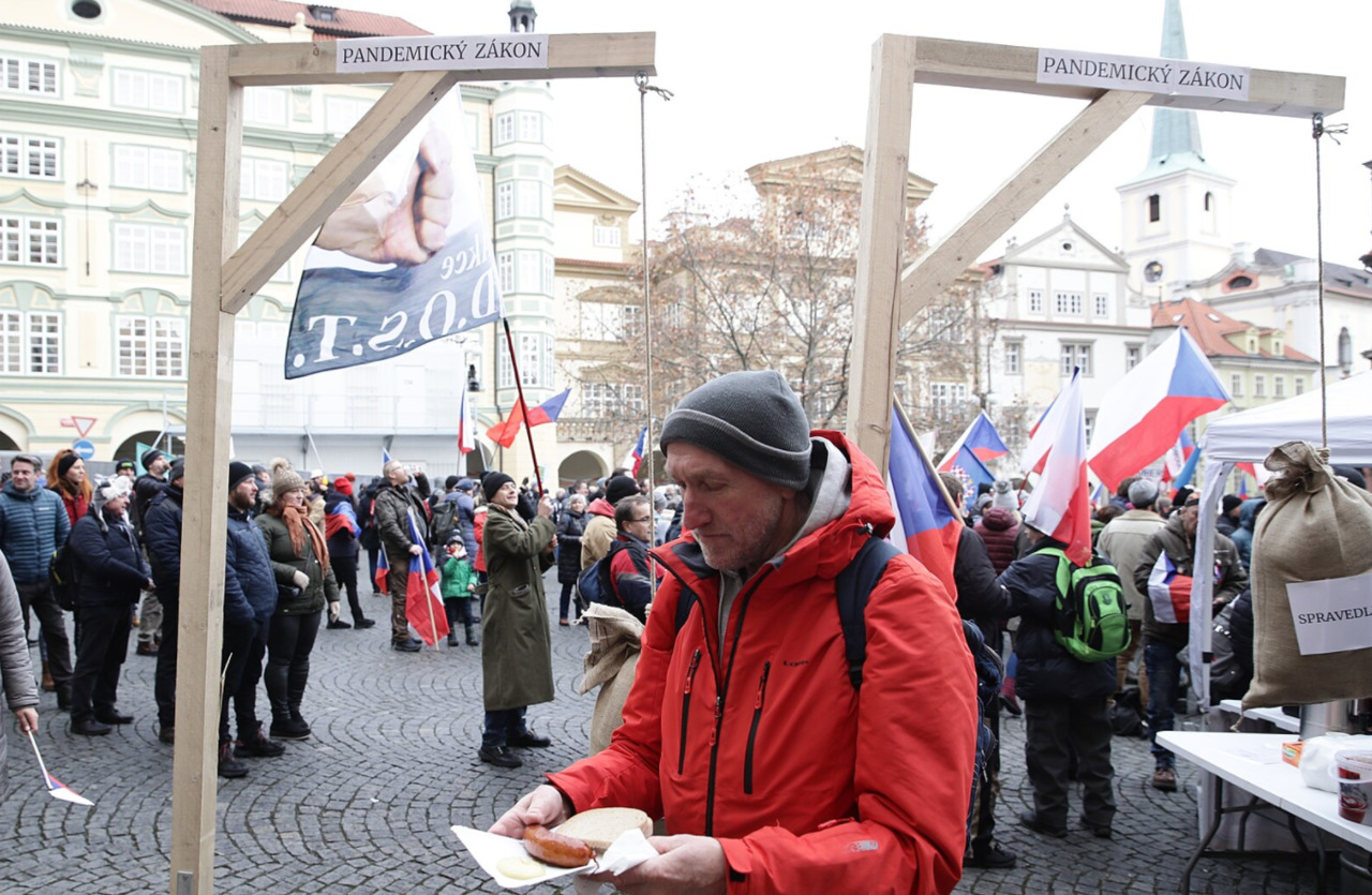 Противники ковид-ограничений поставили виселицы перед парламентом Чехии.