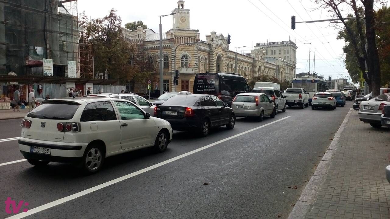 Остановка движения связана с нанесением дорожной разметки на центральном проспекте столицы.