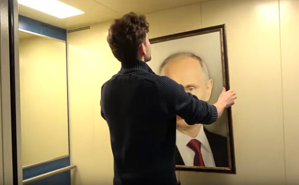 Пранкеры повесили портрет Путина в лифте и сняли на камеру реакцию жильцов.