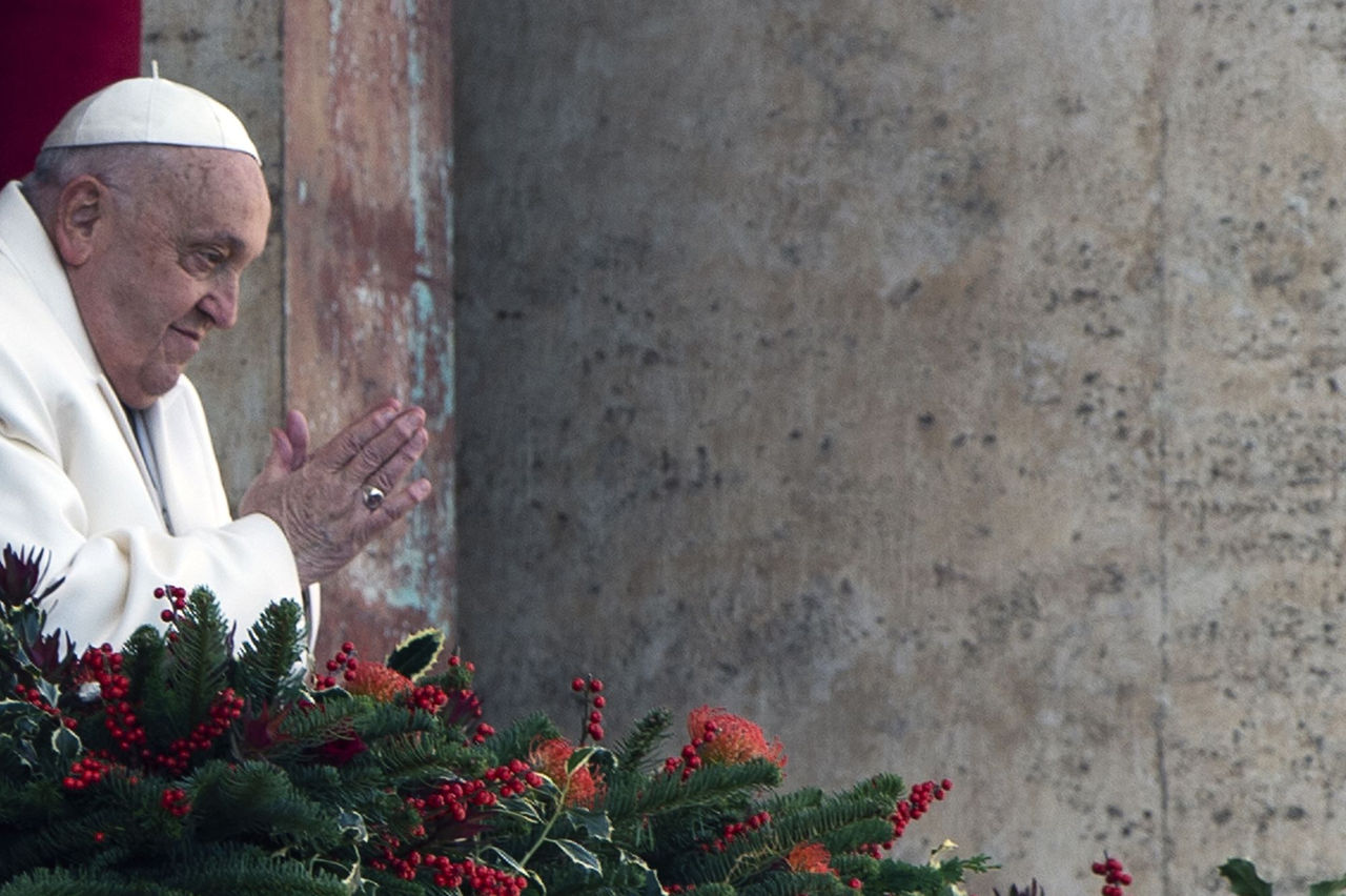 Medicii au dezvăluit că Papa Francisc a fost de două ori în pericol de moarte.
