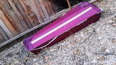 По словам правоохранителей, гроб находится в парке с празднования Хэллоуина.