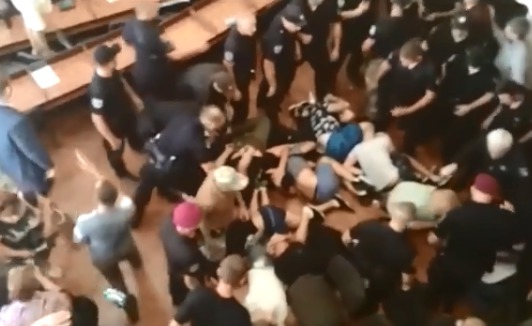 На собрании присутствовали горожане и общественные активисты. 