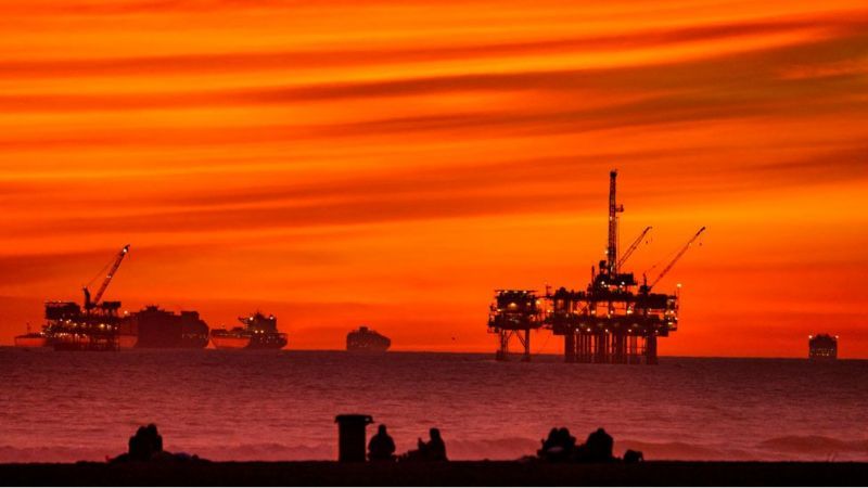 ОАЭ согласовало с ОПЕК+ сокращение добычи нефти - теперь ее цена возросла.