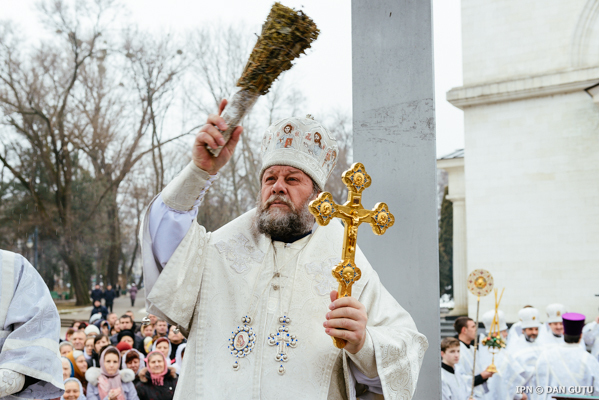 Люди говорят, что этот праздник является одним из самых важных в году, а святая вода используется для лечения болезней, а так же для спокойствия и мира в доме.