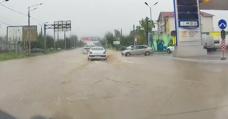 После ливня улицы Комрата стали бурлящими реками.
