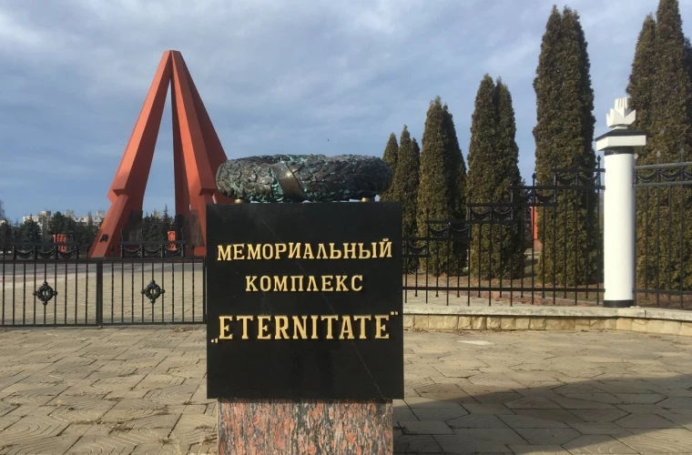 Началась уборка на мемориальном комплексе "Вечность".