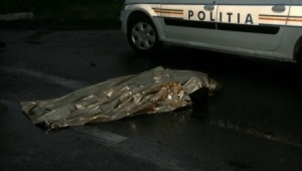 Un tânăr de 25 de ani și-a pierdut viața fiind tamponat de un automobil.