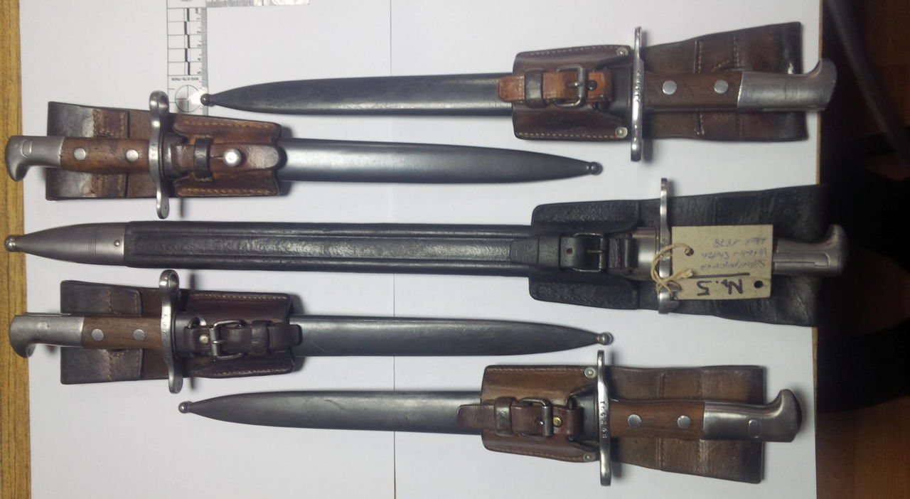 Arme vechi de peste o sută de ani, depistate de vameşii de la Leuşeni. 