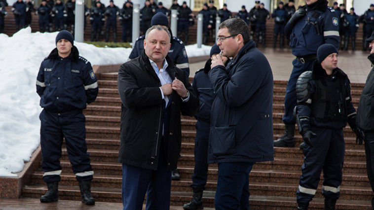 Usatîi l-a ironizat pe Dodon declarând că acesta nu este decât un simplu președinte. Foto: basarabia.md