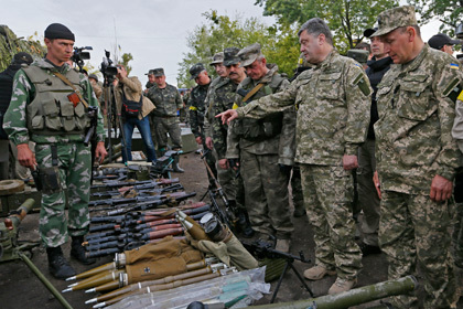 Президент назвал военных, служащих на границе, а также в Луганске и Донецке, героями.