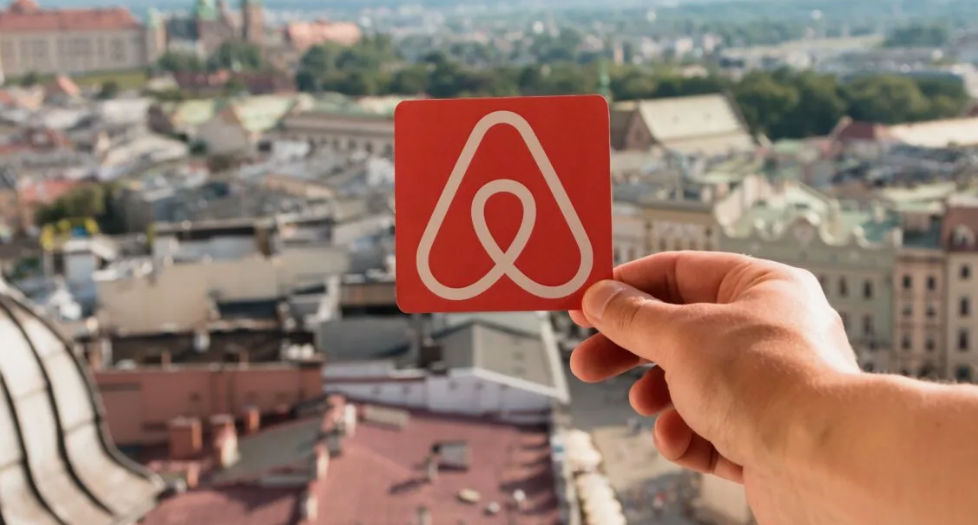 Франция ужесточит правила краткосрочной аренды жилья через Airbnb.