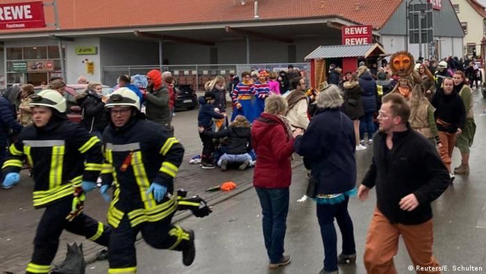 Водитель, въехавший в толпу на карнавале в Германии, получил пожизненное.