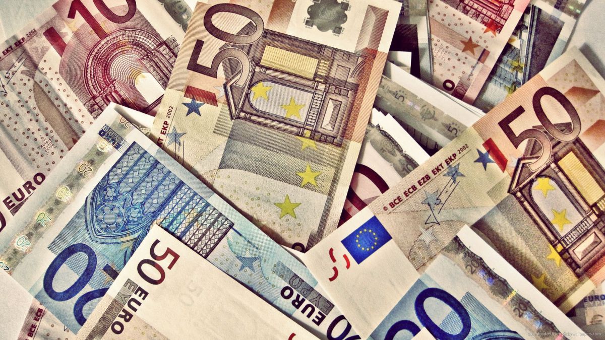 Euro se depreciază cu aproape 40 de bani față de leu. Foto: pickywallpapers.com