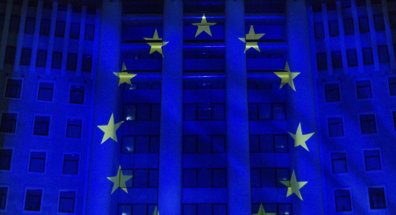 De Ziua Europei, clădirea Parlamentului a fost iluminată în culorile drapelului UE.