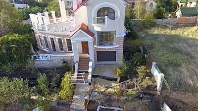Alunecări de teren în Ucraina. 17 case de lux din regiunea Odesa au fost făcute una cu pământul.
