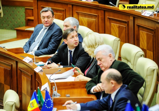 La fel a făcut și consilierul comunist în Consiliul Municipal Chișinău, Boris Golovin (locul 15 în lista PCRM).