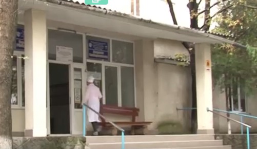 Врачи боятся потерять работу, а пациенты - ограниченного доступа к медицинским услугам.