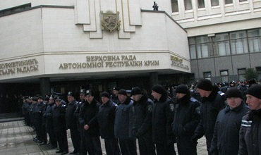 Potrivit unui jurnalist Interfax, sediile au fost baricadate, au fost arborate steaguri rusesti si sunt incercuite de catre politie.