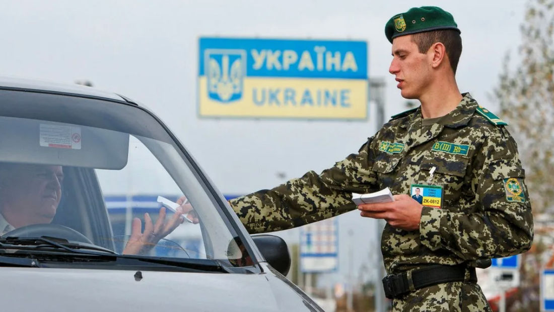 В Украине мужчинам без военного билета с завтрашнего дня закроют выезд за границу.