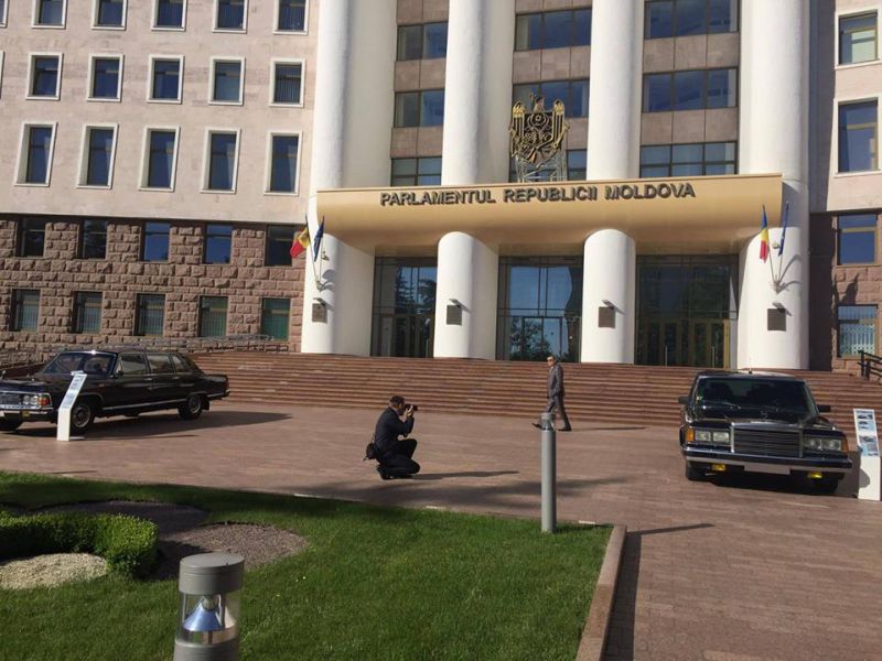 „Barsetka” și două mașini de epocă, expuse în cadrul muzeului Parlamentului. Foto: unimedia
