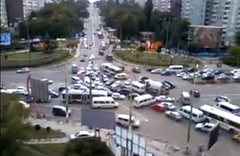 Десятки автомобилей и общественный транспорт буквально замерли в одной огромной пробке.