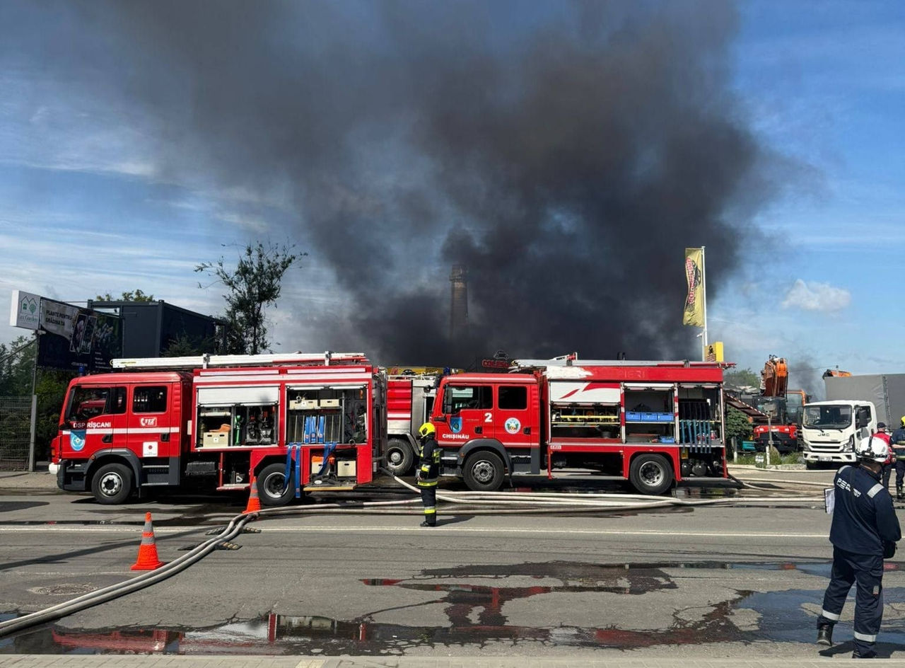 Incendiul de la depozitul de pe strada Lunca Bâcului, lichidat complet în dimineața zilei de 1 iunie.